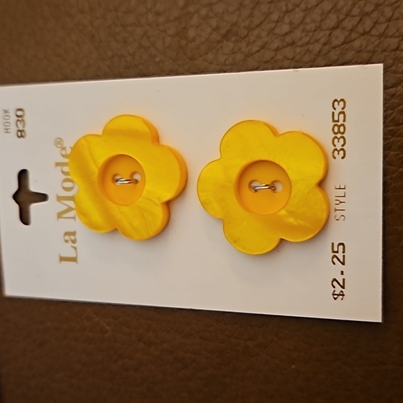 VTG LA MODE Six Yellow Mother of Pearl Two Hole Flower Buttons - Picture 2 of 5